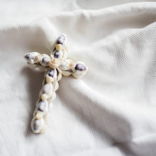Croix en coquillages